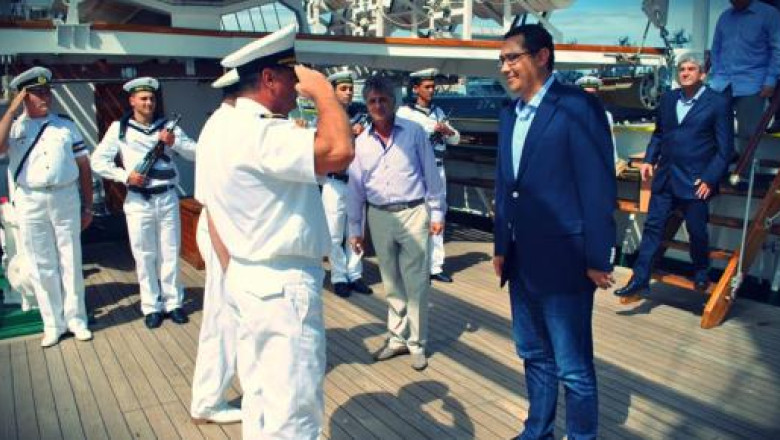 Premierul Victor Ponta, la ceremonia de plecare a Fregatei Regina Maria intr-o misiune sub comanda NATO Imagine