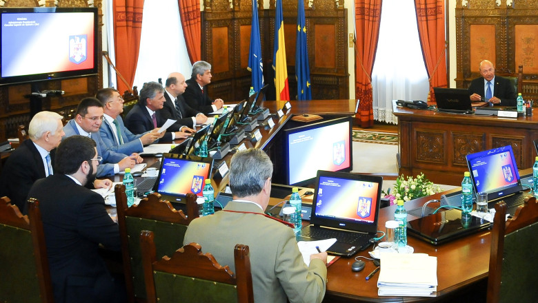 Premierul Victor Ponta si alti sase ministri ii cer presedintelui convocarea CSAT Imagine