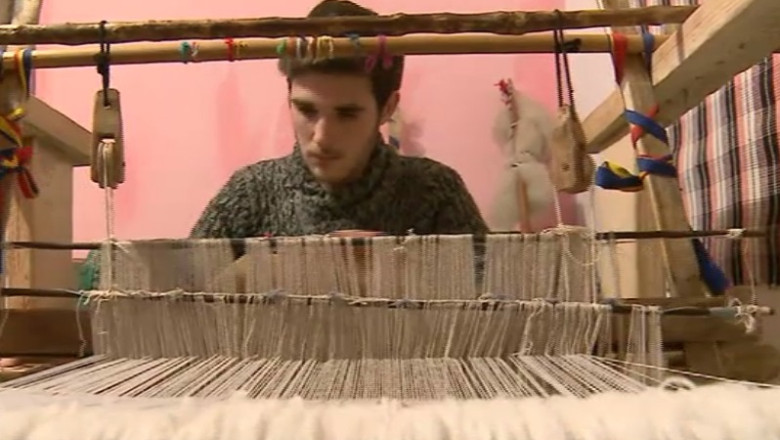 Preocupare inedita. Un licean tese ii si covoare, pe care le vinde inclusiv in strainatate Imagine