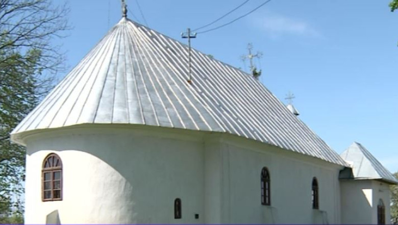 Preot din judetul Botosani, acuzat ca a condus o retea de contrabanda cu tigari Imagine