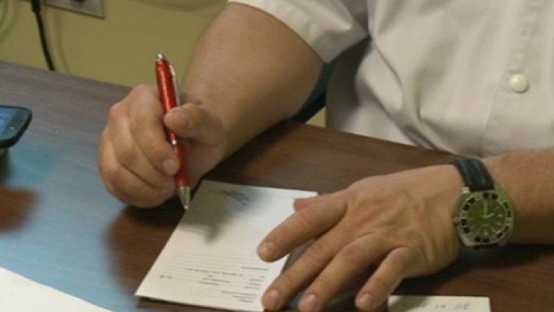 Preotii ii scot in strada pe medicii de la policlinica studenteasca din Craiova Imagine