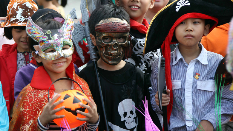 Preotii indeamna romanii sa nu serbeze „obiceiuri pagane” de Halloween Imagine