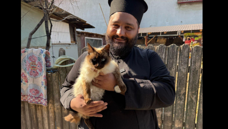 Preotul unei parohii din Ilfov a mers din poarta-n poarta pentru a-i convinge pe sateni sa-si sterilizeze cainii si pisicile Imagine