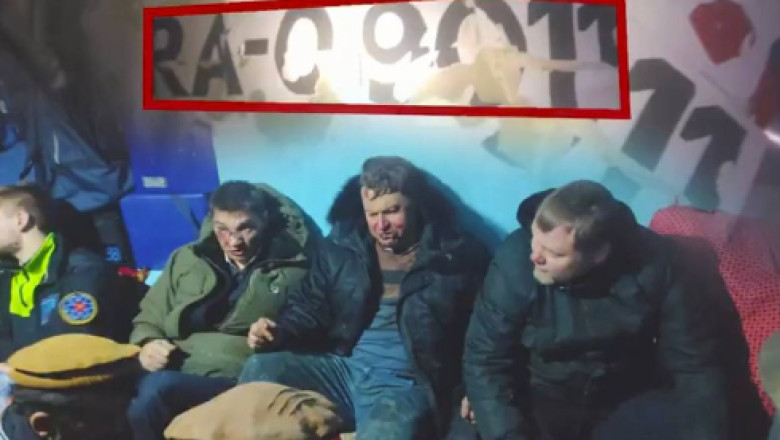 Presa afgana publica imagini cu membrii echipajului care au scapat cu viata din avionul cu rusi prabusit in munti. Pasagerii au murit Imagine