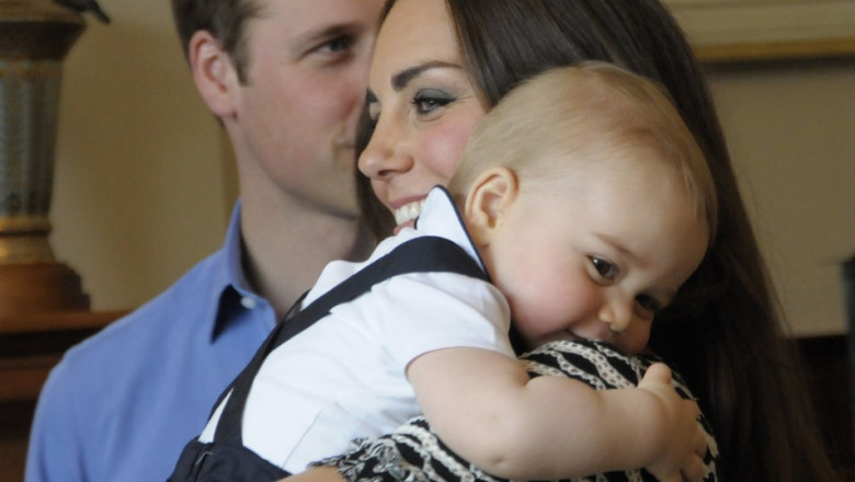 Presa: Printul George va avea doua surioare. Ducesa de Cambridge este insarcinata cu doua fetite Imagine