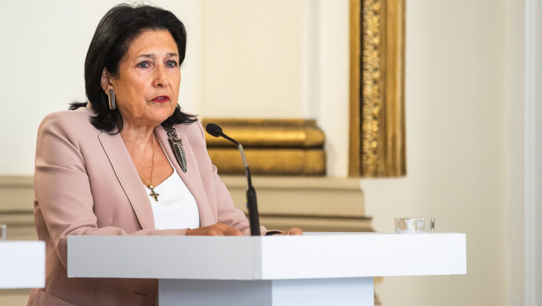 Presedinta Georgiei a blocat prin veto adoptarea „legii rusesti” care a scos zeci de mii de oameni in strada Imagine