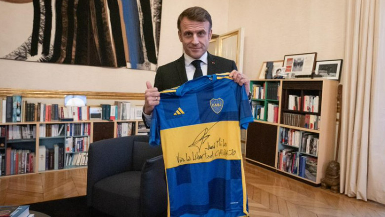 Presedintele Argentinei, Javier Milei, i-a trimis lui Emmanuel Macron un tricou "personalizat" al echipei Boca Juniors Imagine