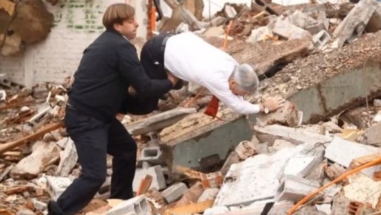 Presedintele chilian a cazut de pe o gramada de moloz Imagine