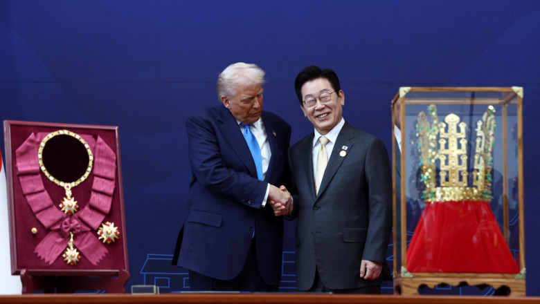 Presedintele Coreei de Sud i-a oferit lui Trump o coroana din aur la cateva zile dupa protestele „No Kings” din SUA Imagine