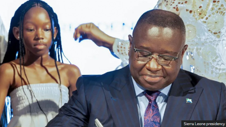 Presedintele din Sierra Leone a interzis casatoria fortata a fetelor sub 18 ani. A semnat legea chiar in prezenta fiicei lui de opt ani Imagine
