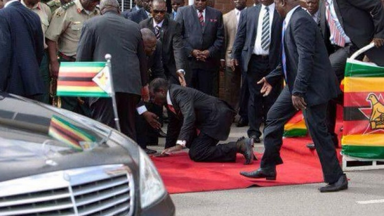 Presedintele din Zimbabwe a cazut in genunchi, la coborarea de pe un podium Imagine