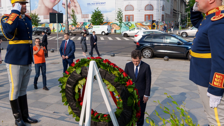 Presedintele Nicusor Dan a depus coroane de flori in memoria victimelor Mineriadei din 1990 Imagine