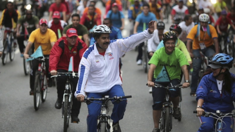Presedintele Venezuelei, la pamant: Nicolas Maduro cade de pe bicicleta in timp ce pedaleaza alaturi de alti oficiali Imagine