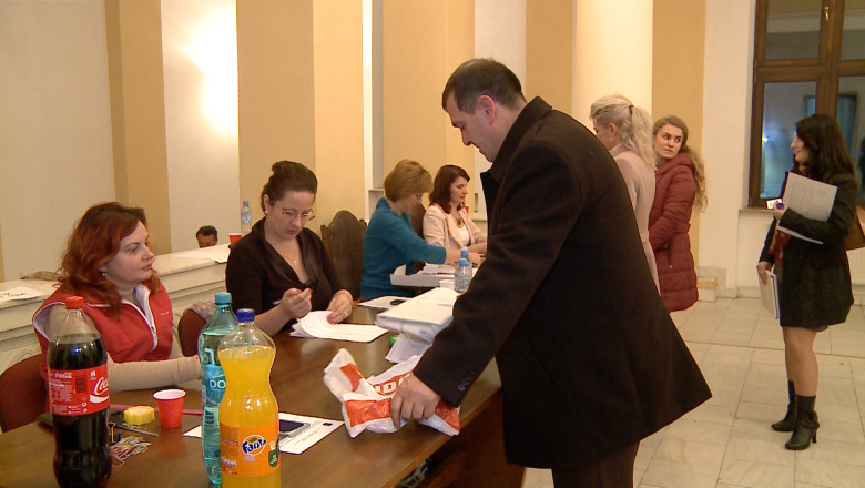 Presedintii sectiilor de votare au semnat un grafic de prezenta pentru predarea buletinelor de vot Imagine
