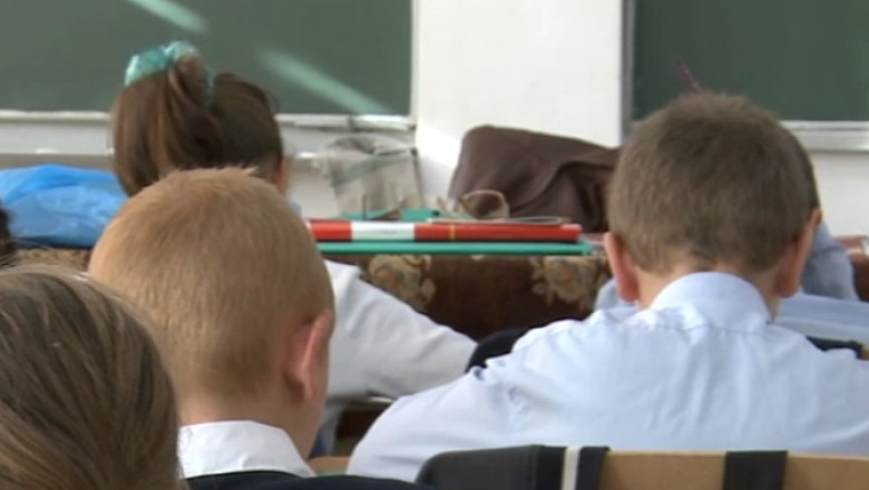 Pretul banilor din strainatate. Cu ce probleme se confrunta copiii ai caror parinti au plecat la munca peste hotare Imagine