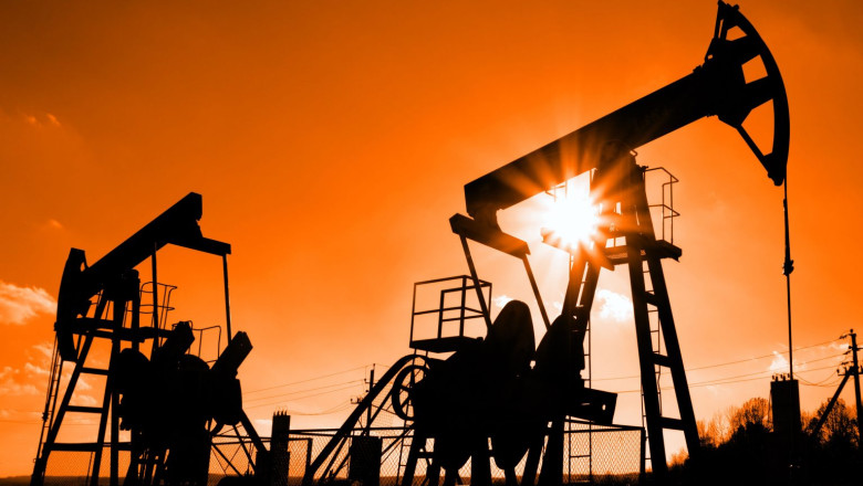 Pretul petrolului a scazut puternic dupa declaratiile lui Trump privind negocierile SUA–Iran. Expert: „Exista o raza de speranta”
