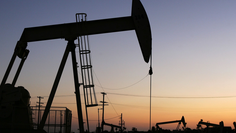 Pretul petrolului continua sa scada, dupa ce China a reinnoit temerile despre o posibila recesiune globala Imagine