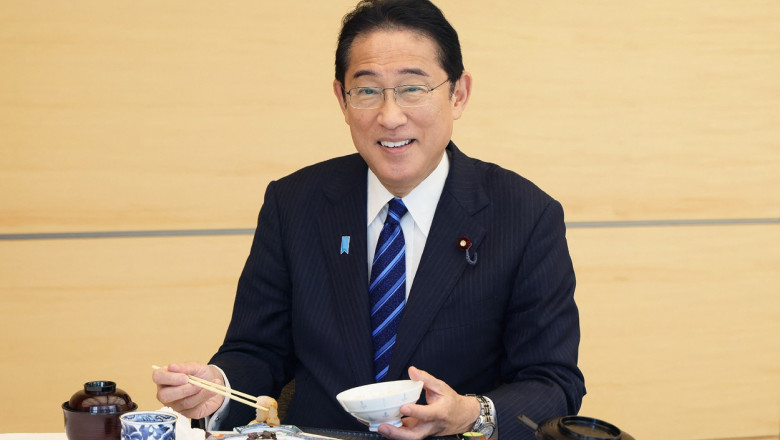 Prim-ministrul Japoniei mananca peste prins la Fukushima: "Este foarte bun" Imagine