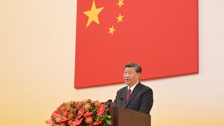 Prima aparitie in public a lui Xi Jinping dupa zvonurile unei lovituri de stat. El a admirat fotografiile cu el insusi la o expozitie Imagine