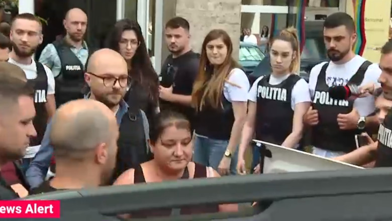 Prima declaratie facuta la sosirea in tara de mama fetei ucise si ascunse in lada unei canapele. Iubitul ei este dat in urmarire Imagine