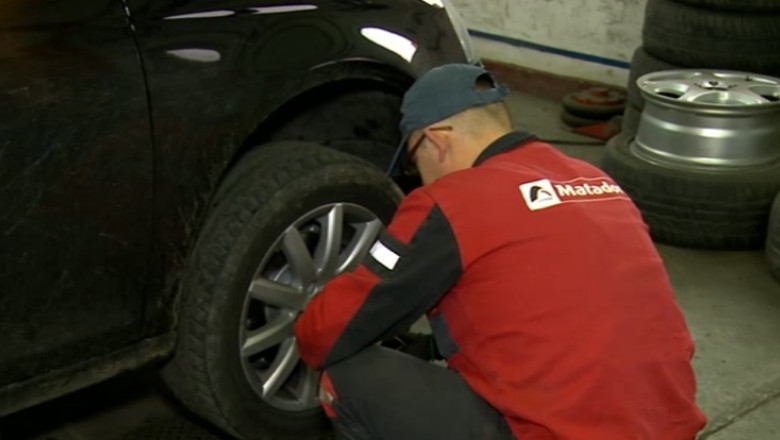 Prima zapada. Bucurestenii au format cozi la service-uri ca sa-si schimbe anvelopele Imagine
