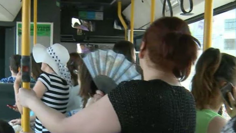 Prima zi de canicula din acest an. Temperaturi de 40 de grade Celsius in mijloacele de transport in comun Imagine