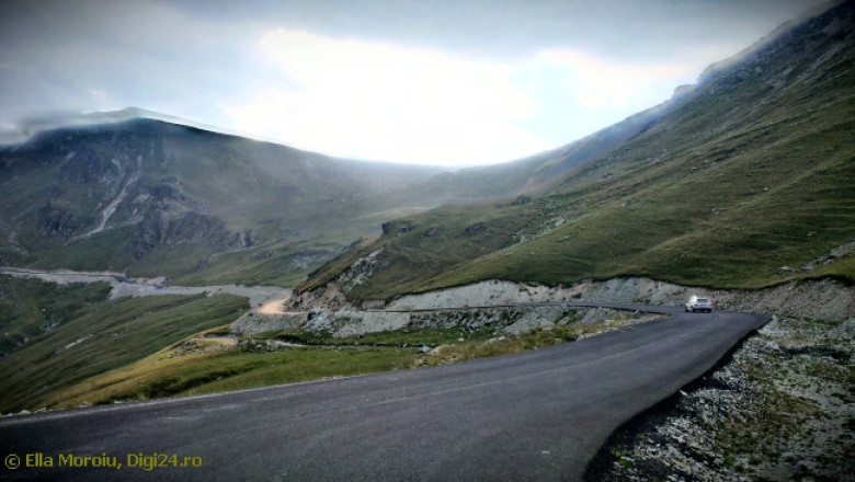 Prima zi de iarna, primele probleme: Un drumar a ramas blocat pe Transalpina Imagine