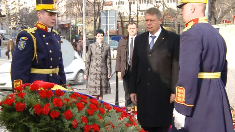 Prima zi de lucru a presedintelui. Klaus Iohannis a depus o coroana de flori in memoria victimelor Revolutiei Imagine