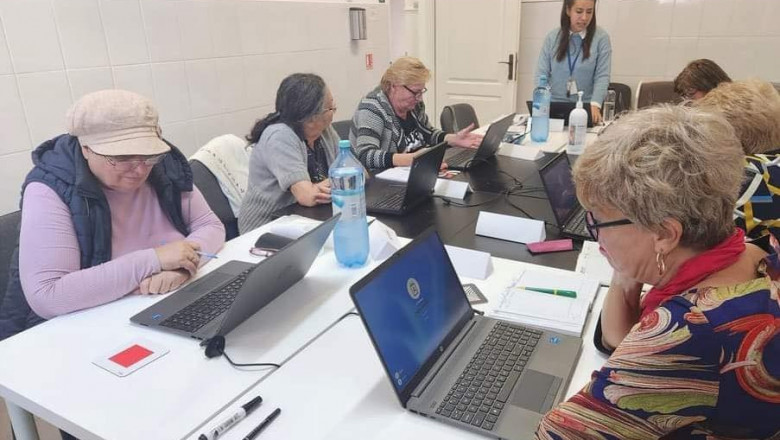 Primaria Capitalei ii invata pe pensionari sa foloseasca smartphone-ul, tableta si computerul. Anuntul lui Nicusor Dan Imagine