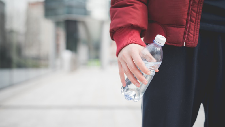 Primaria Capitalei imparte apa potabila bucurestenilor care tranziteaza zonele aglomerate din oras, a anuntat Bujduveanu Imagine