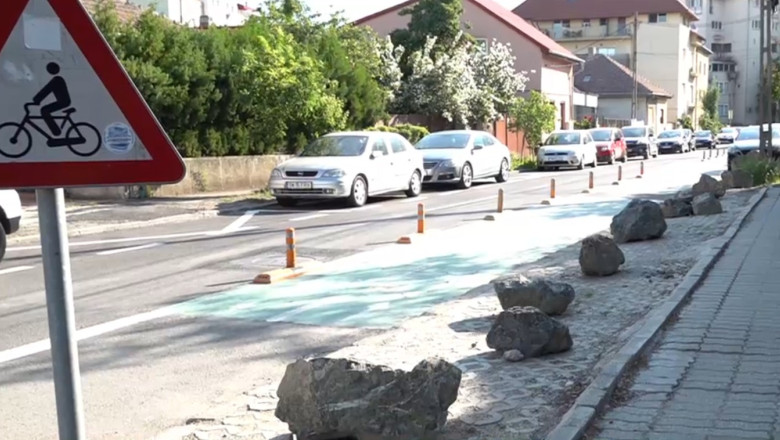Primarie amendata cu 100.000 de lei dupa ce a pus bolovani pe spatiile verzi, ca masura anti-parcare. Explicatia data de Garda de Mediu