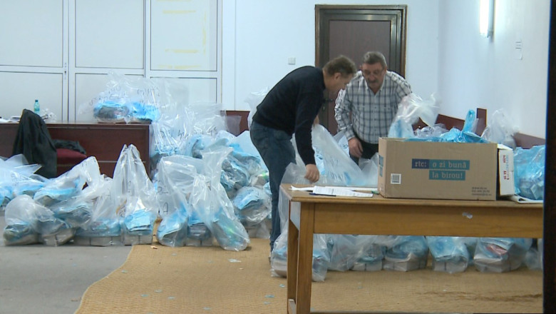 Primarii au preluat buletinele de vot. In judetul Iasi, numarul alegatorilor a crescut cu 157, fata de primul tur Imagine
