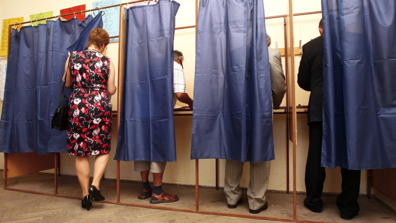 Primarii decid cati romani pot vota. Ei inscriu alegatorii in registrul electoral Imagine