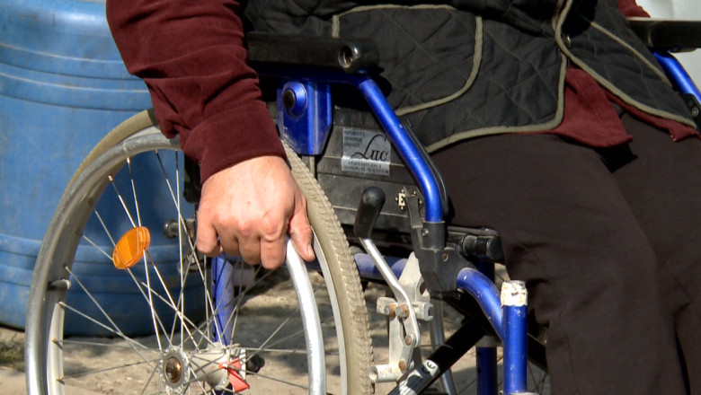 Primariile din Suceava nu mai au bani pentru indemnizatiile de handicap  Imagine