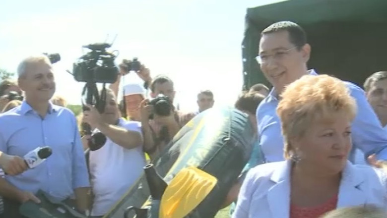 Primarul care a primit cadou barca in care s-au plimbat Ponta si Dragnea la inundatii "a sarit in barca" PSD Imagine