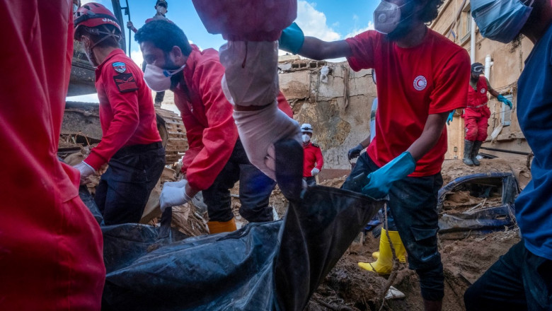 Primarul din Derna si sapte oficiali au fost retinuti pentru catastrofa din Libia. Salvatorii cauta inca mortii in mare si sub ruine Imagine