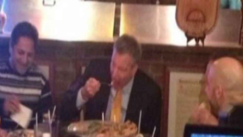 Primarul din New York tine la eticheta. Bill de Blasio a scandalizat prin modul in care a mancat pizza Imagine