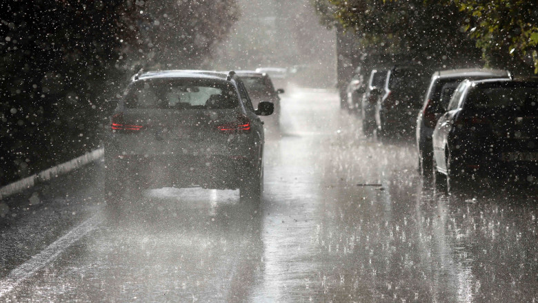 Primarul interimar al Capitalei: Transportul in comun va fi redus in functie de inundatii. Bucurestenii sa evite deplasarea prin pasaje Imagine