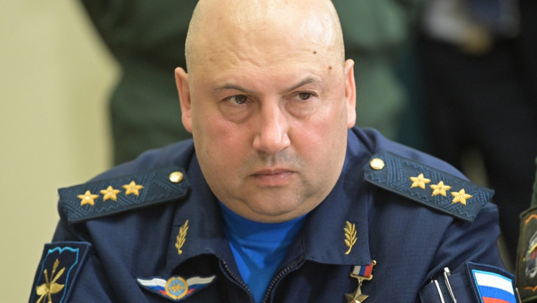 Primele efecte ale distrugerii podului Kerci: Putin l-a dat afara pe comandantul armatei ruse in razboiul din Ucraina Imagine