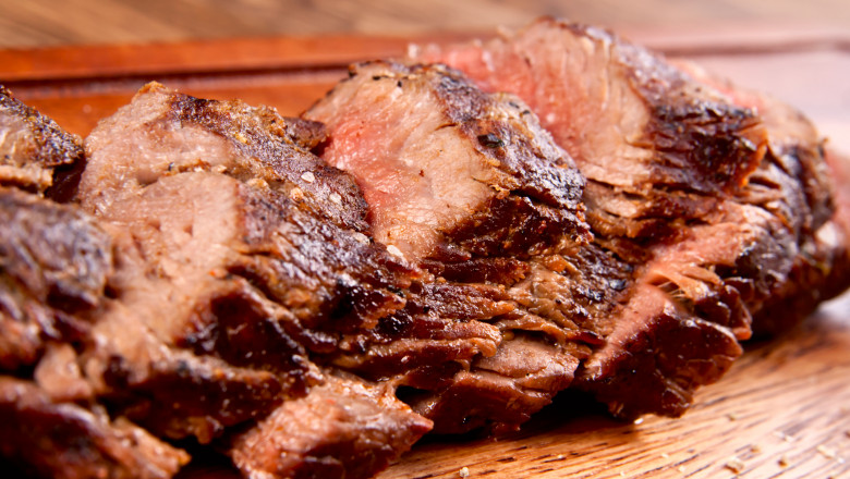 Primele fripturi de vita cultivata in laborator vor fi puse la vanzare de o companie din Israel Imagine