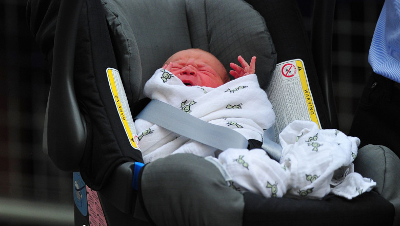 Primele imagini cu bebelusul regal. Ducesa de Cambridge si printul William au parasit maternitatea alaturi de fiul lor Imagine