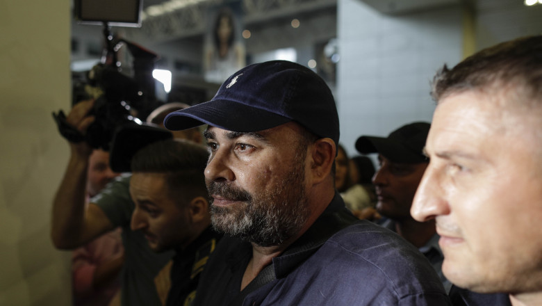 Primele imagini cu Darius Valcov adus in tara sub escorta. Fostul ministru a fost incarcerat in Penitenciarul Rahova Imagine