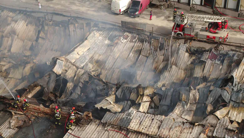 Primele imagini cu dezastrul dupa incendiul din Sectorul 2 al Capitalei. Pompierii continua lupta pentru stingerea ultimelor focare Imagine