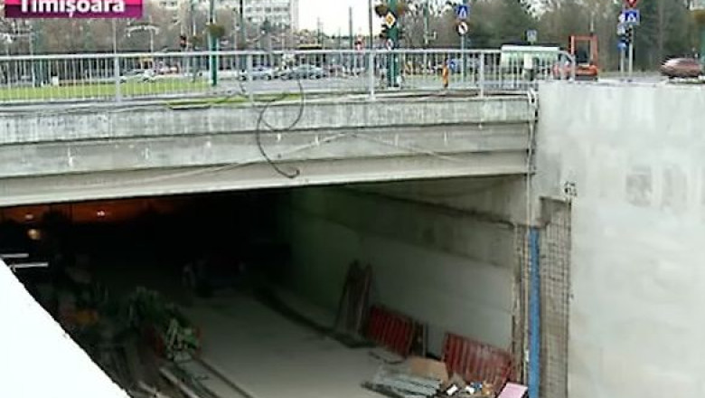 Primele masini, in subpasajul Michelangelo. Doi soferi au intrat pe betonul proaspat turnat Imagine