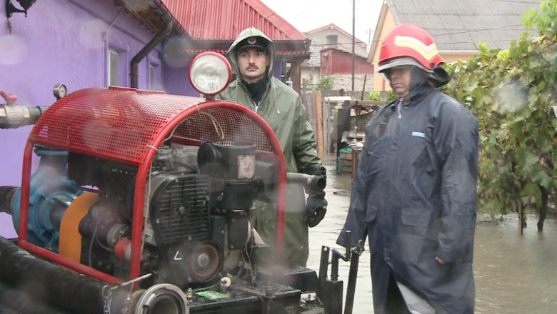 Primele victime ale ploii. Trei familii au fost inundate la Lumina Imagine