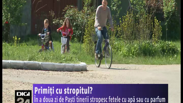 Primiti cu stropitul? In Ardeal, in a doua zi de Paste, tinerii stropesc fetele cu apa sau cu parfum Imagine