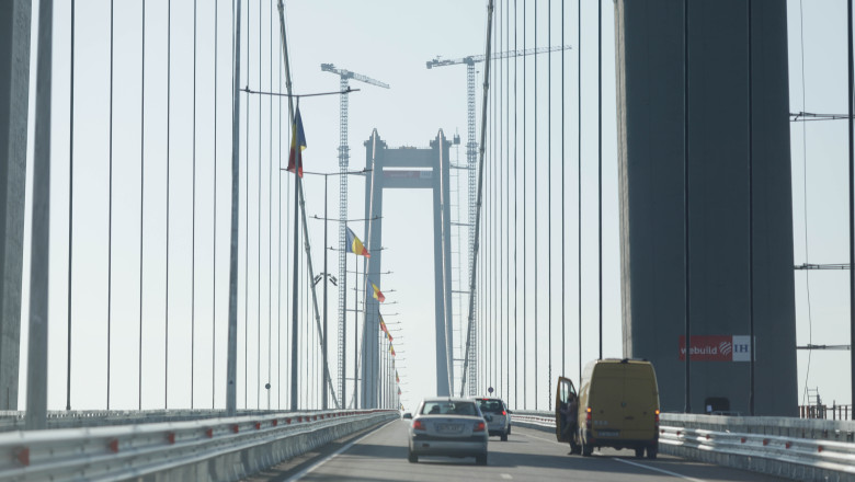 Primul accident pe podul de la Braila dupa inaugurare, produs din cauza unor poze Imagine