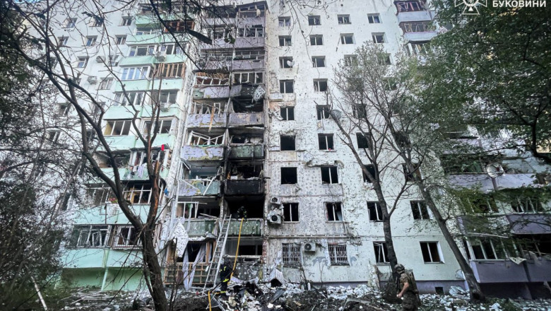 Primul atac rusesc soldat cu victime asupra orasului Cernauti. Masina de razboi a Rusiei ucide aproape de granita cu Romania Imagine