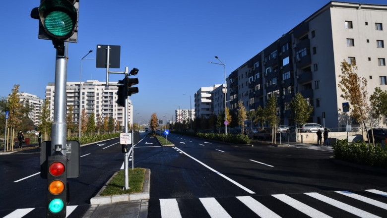 Primul bulevard nou din Capitala, din 1989 incoace, construit in locul unei ulite noroioase, a fost deschis circulatiei Imagine
