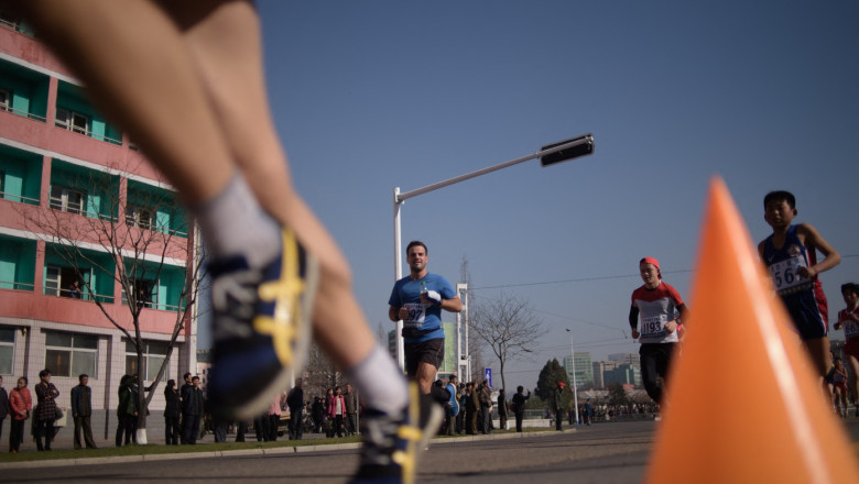 Primul maraton international la Phenian din ultimii sase ani. La cursa din Coreea de Nord participa si romani Imagine